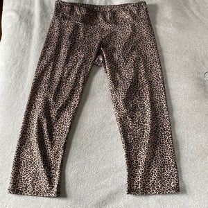 Onzie leopard print M/L crop/capri leggings